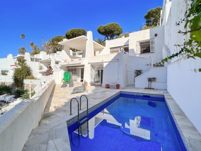 Villa for sale in Río Real, Marbella