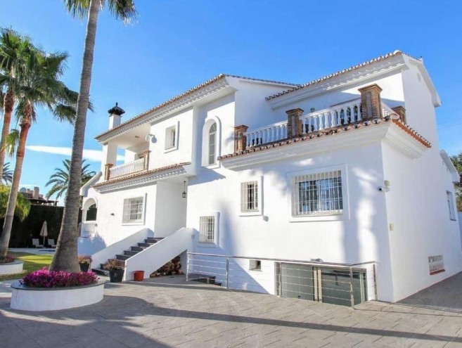 Villa for sale in Nueva Andalucía, Marbella