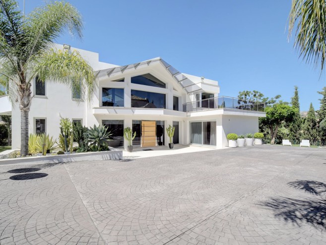 Villa for sale in Nueva Andalucía, Marbella