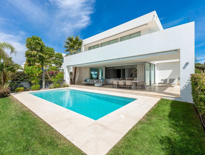 Villa for sale in Río Real, Marbella