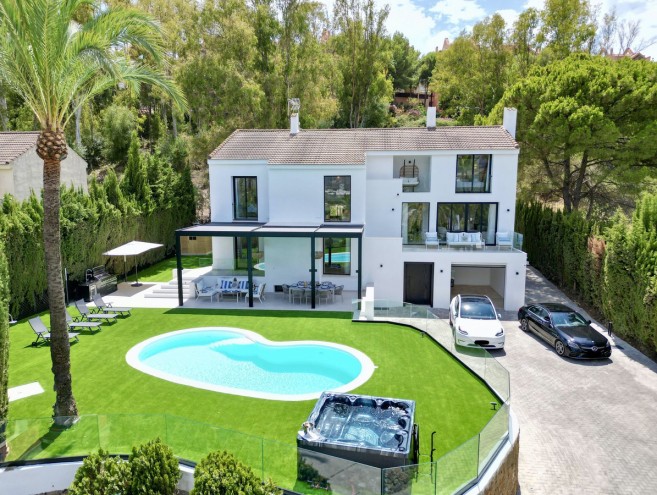 Villa for sale in Nueva Andalucía, Marbella
