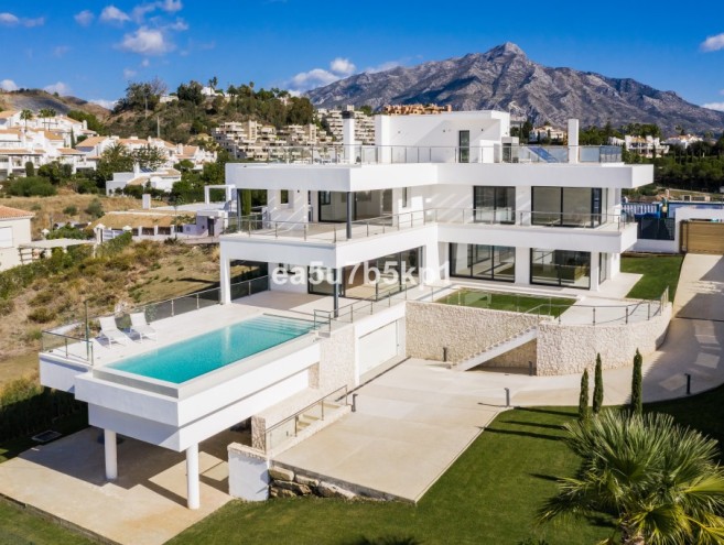 Villa for sale in Nueva Andalucía, Marbella