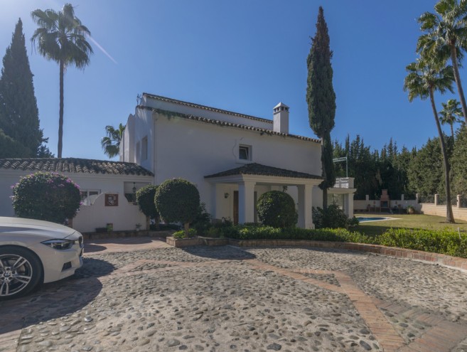Villa for sale in Nueva Andalucía, Marbella