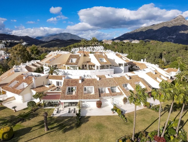 Townhouse for sale in Nueva Andalucía, Marbella