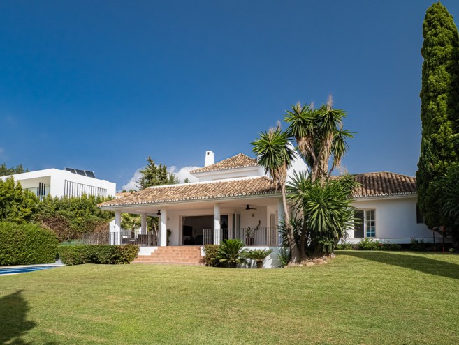 Villa for sale in Nueva Andalucía, Marbella