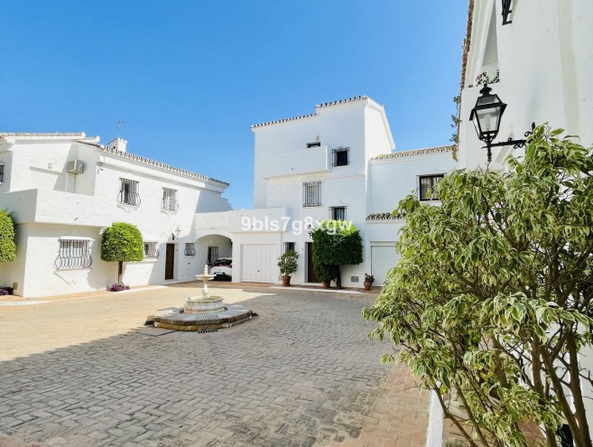 Maison Jumelée for sale in Nueva Andalucía, Marbella