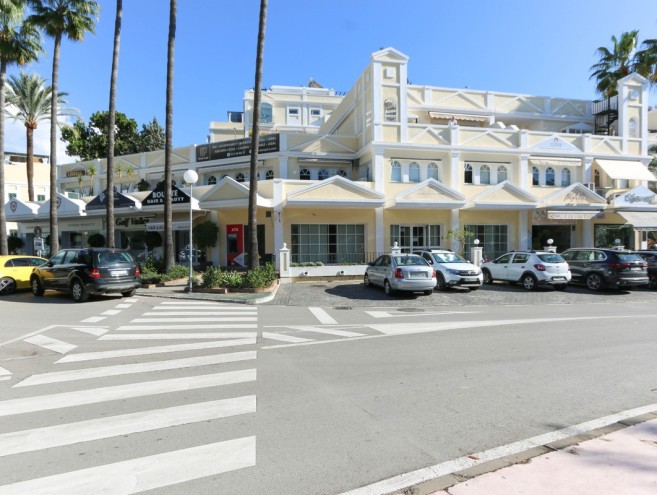 Commerce for sale in Nueva Andalucía, Marbella