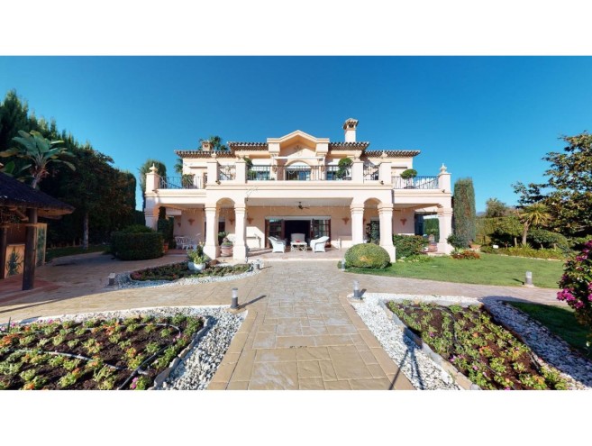 Villa for sale in Nueva Andalucía, Marbella