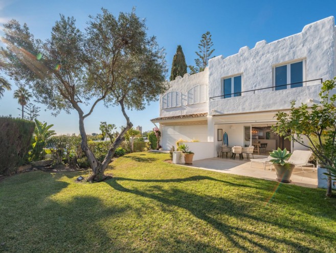 Townhouse for sale in Nueva Andalucía, Marbella