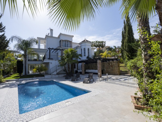 Villa for sale in Nueva Andalucía, Marbella