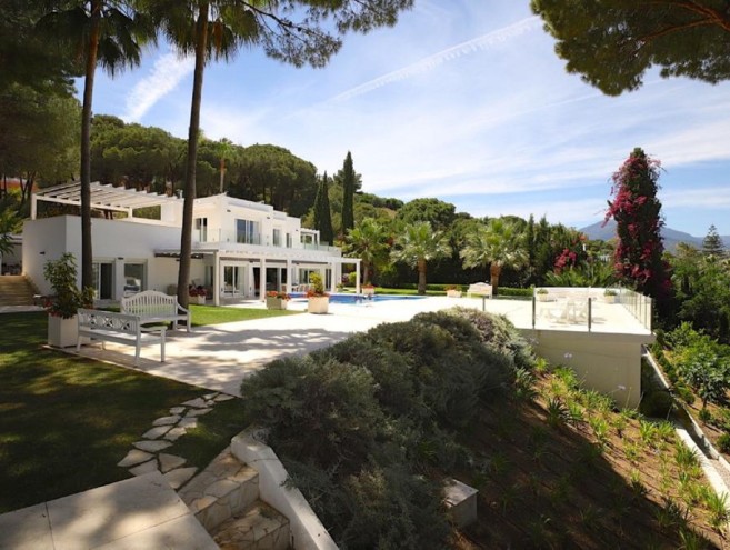 Villa for sale in Las Brisas, Marbella