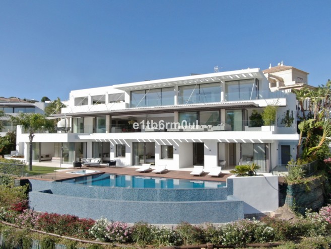 Villa for sale in La Quinta, Marbella