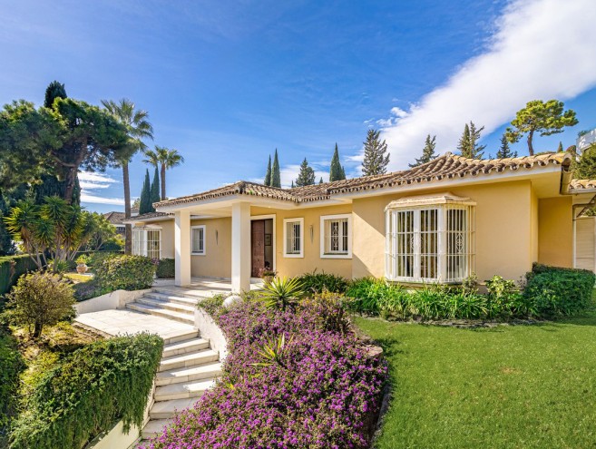 Villa for sale in Sierra Blanca, Marbella