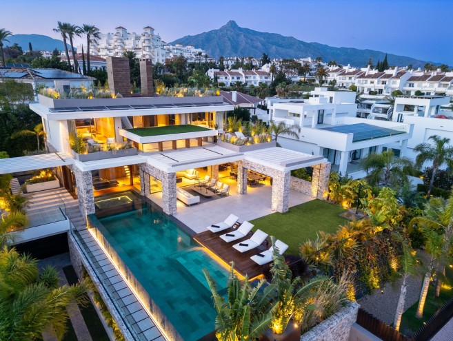 Villa for sale in Nueva Andalucía, Marbella