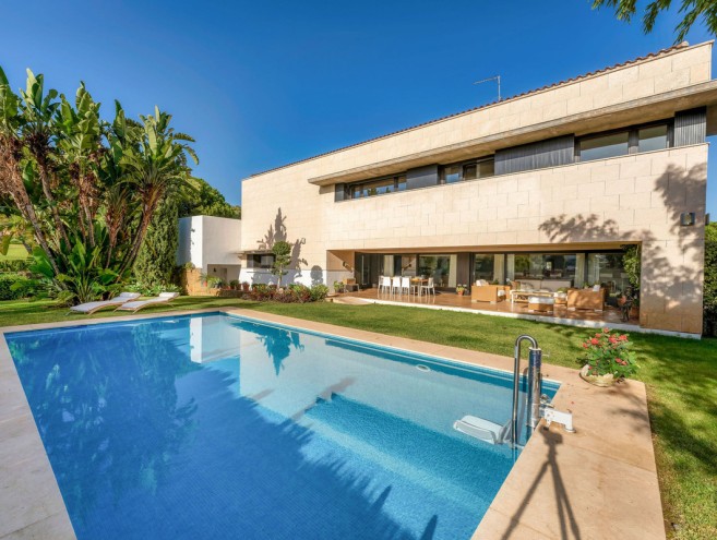 Villa for sale in Nueva Andalucía, Marbella