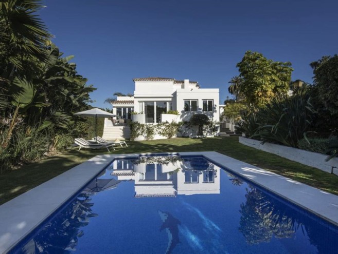 Villa for sale in Las Brisas, Marbella