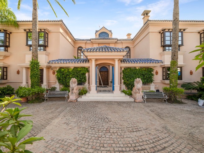Villa for sale in Nueva Andalucía, Marbella