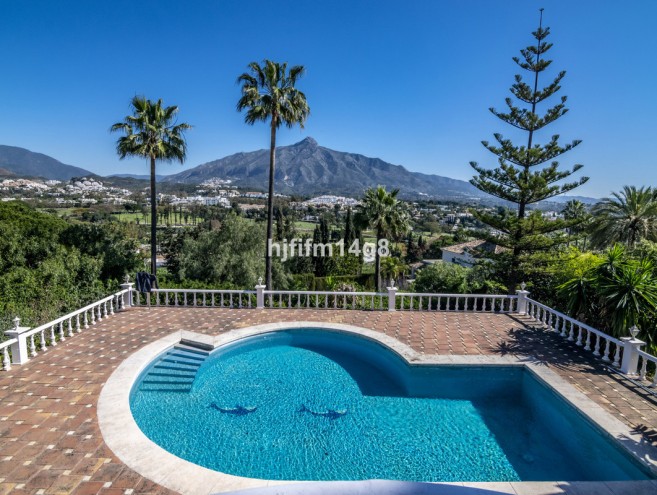 Villa for sale in Las Brisas, Marbella