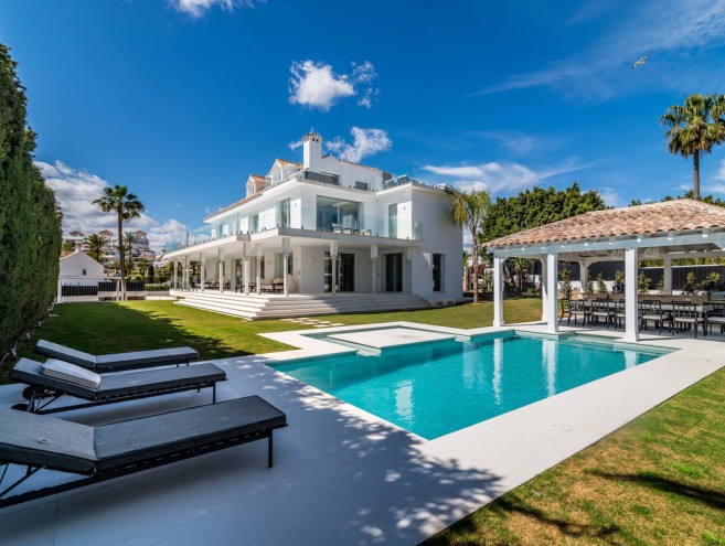 Villa for sale in Nueva Andalucía, Marbella
