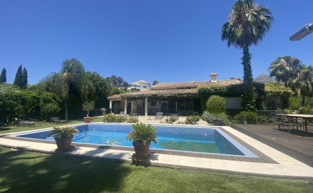 Villa for sale in , Nueva Andalucía