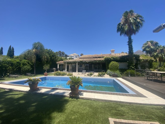 Villa for sale in Nueva Andalucía, Marbella