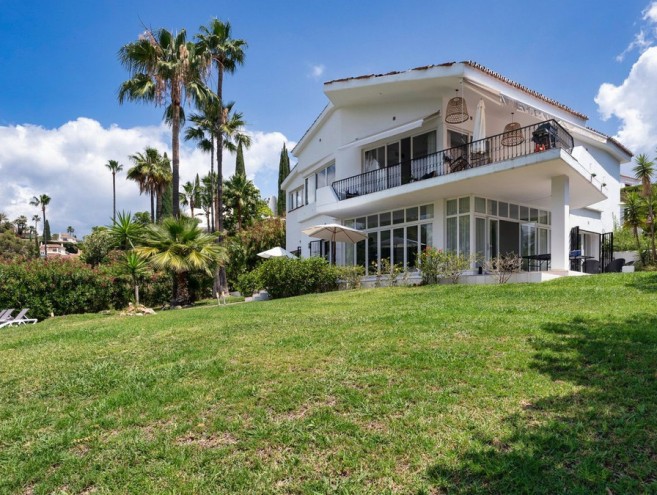 Villa for sale in Nueva Andalucía, Marbella
