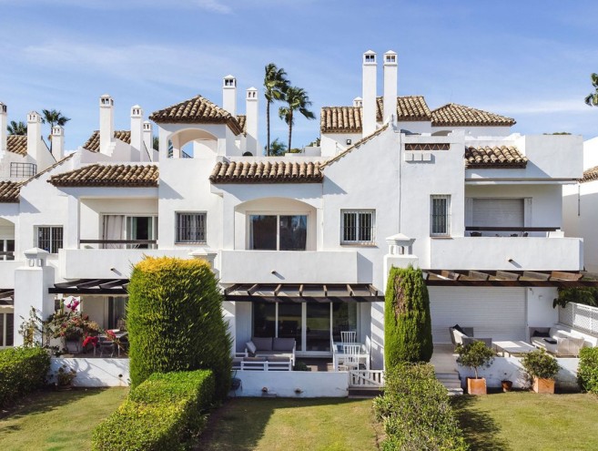 Townhouse for sale in Nueva Andalucía, Marbella