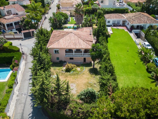 Villa for sale in Río Real, Marbella