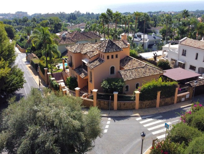 Villa for sale in Sierra Blanca, Marbella