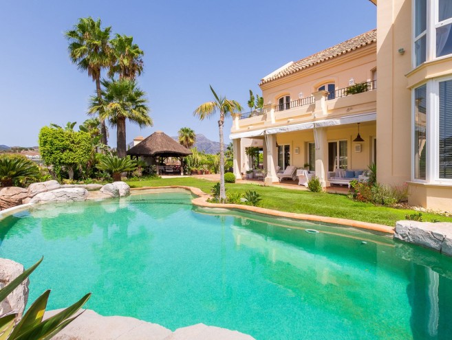 Villa for sale in Monte Halcones, Marbella