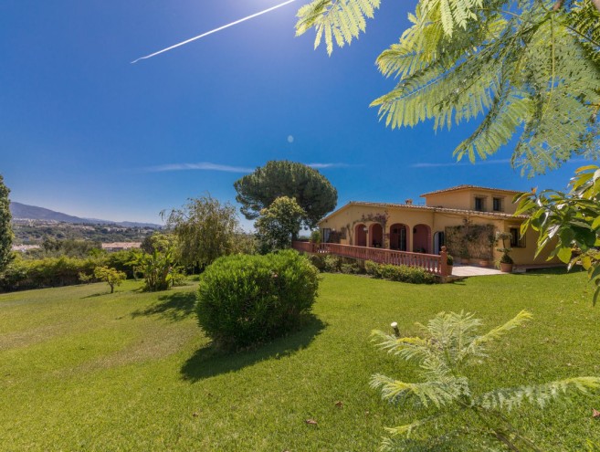 Villa for sale in Nueva Andalucía, Marbella