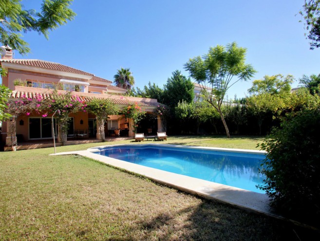 Villa for sale in Nueva Andalucía, Marbella